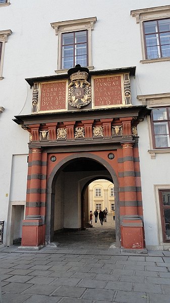 DSC01084 01.JPG - A Svájci udvar szép reneszánsz kapuja